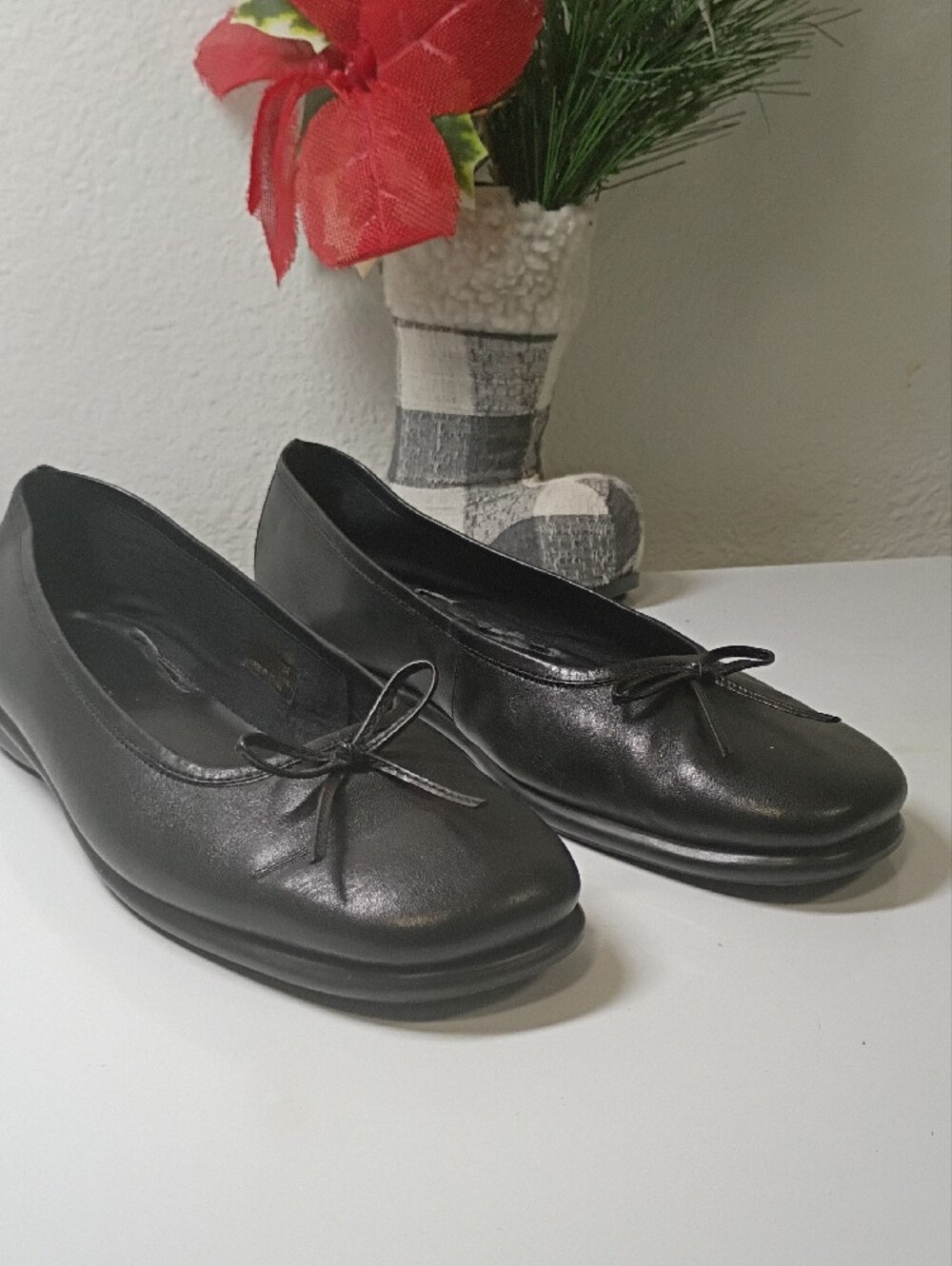 Classic Black Leather Ballet Flats with Bow Detail - Picture 2 of 8